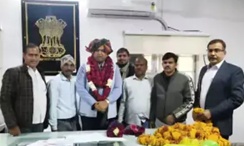 भीलवाड़ा: CMHO की कुर्सी के लिए बैंड-बाजा और ड्रामा, कोर्ट से स्टे लेकर कार्यालय पहुँचे पूर्व अधिकारी, नहीं मिली ज्वाइनिंग