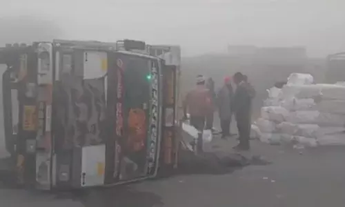 घने कोहरे में हाईवे के गड्ढे ने पलटा ट्रक ट्रेलर, रेलवे का सामान बिखरा; कोई जान हानि नहीं घने कोहरे में हाईवे के गड्ढे ने पलटा ट्रक ट्रेलर, रेलवे का सामान बिखरा; कोई जान हानि नहीं