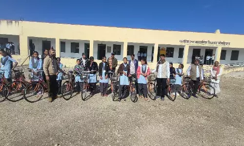 कक्षा नौ की सोलह बालिकाओं को निशुल्क साइकल वितरण