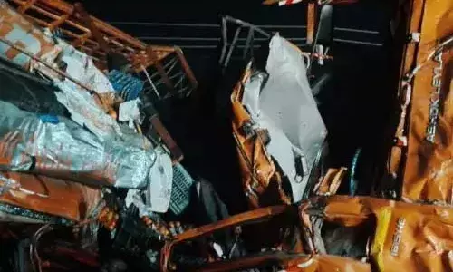 दो ट्रकों की टक्कर, तीन की मौत, एक घायल