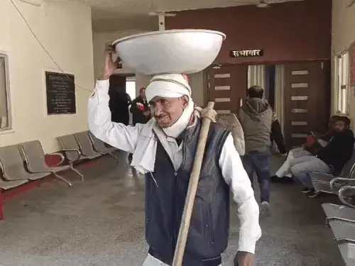 जिला परिषद में कांग्रेस पार्षद का अनोखा विरोध, फावड़ा और तगारा लेकर पहुंचे