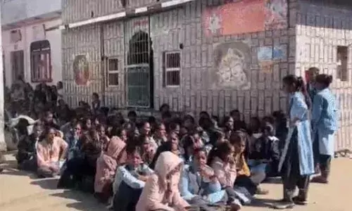 स्कूल लेक्चरर ट्रांसफर के विरोध में बच्चों का धरना, पुलिस ने हटाया