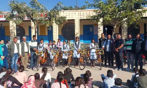 बल्दरखा में निःशुल्क साइकिलें पाकर बालिकाओं के चेहरे खिले