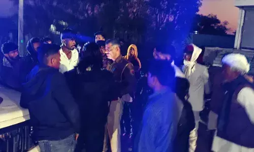 सवाईपुर: तेज रफ्तार कार ने बाइक को मारी टक्कर, नई दुल्हन को घर ला रहे जीजा-साला गंभीर घायल