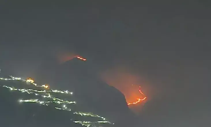 माता वैष्णो देवी के त्रिकुटा पर्वत पर भीषण आग: यात्रा सुचारू, राहत कार्य जारी