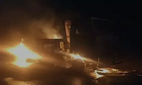 डिस्कॉम की गाड़ी में भीषण आग, ट्रांसफार्मर और मीटर जलकर खाक