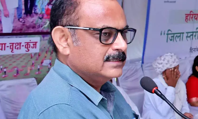 जिन बच्चों के सिर से पिता का साया उठाया, उन्हें पालनहार की राशि न मिले, तब तक मैं कैसे वेतन लूँ :कलक्टर