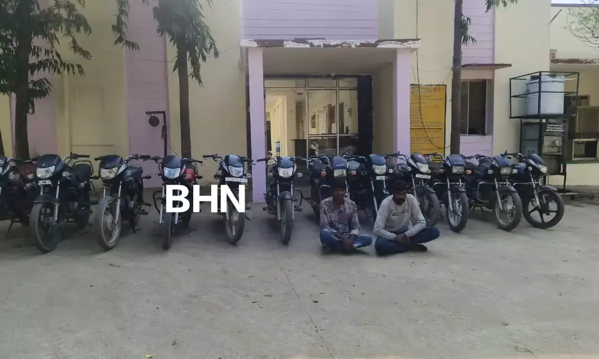 कोर्ट परिसर से चोरी हुई बाइक से खुला राज, 12 मोटरसाइकिलें बरामद, दो शातिर चोर गिरफ्तार