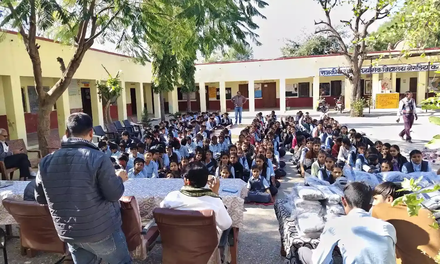 शिक्षकों ने किए स्वेटर वितरण