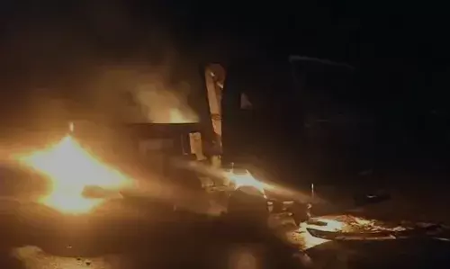 डिस्कॉम की गाड़ी में भीषण आग, ट्रांसफार्मर और मीटर जलकर खाक