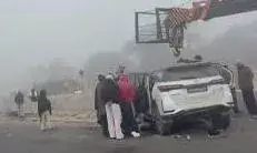 तेज रफ्तार फॉर्च्यूनर डिवाइडर से टकराई, महिला पुलिसकर्मी समेत पांच की मौत