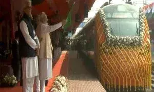पीएम मोदी ने मालदा से भारत की पहली वंदे भारत स्लीपर ट्रेन को हरी झंडी दिखाई : ट्रेन में सवार छात्रों व लोको पायलटों से की बातचीत