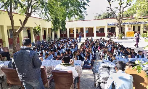 शिक्षकों ने किए स्वेटर वितरण