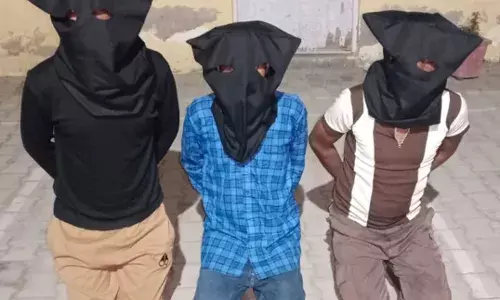 अश्लील वीडियो बनाकर ऐंठते थे पैसे, होटल मालिक सहित 5 गिरफ्तार अश्लील वीडियो बनाकर ऐंठते थे पैसे, होटल मालिक सहित 5 गिरफ्तार