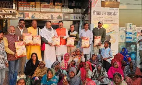 मौनी अमावस्या पर संतों के सानिध्य में अन्न दान: राजस्थान जन मंच ने 90 परिवारों को बांटे आटे के कट्टे