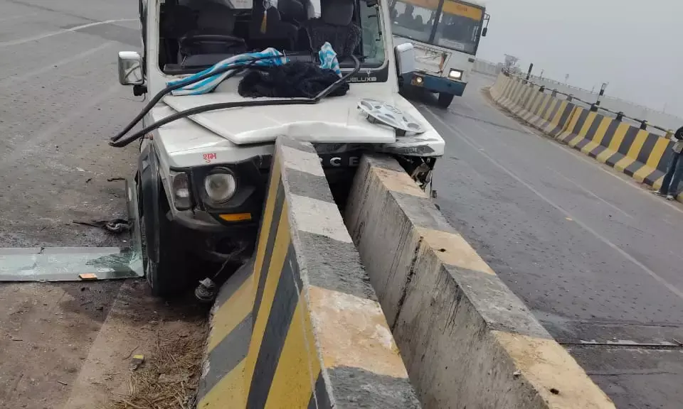 पीलीबंगा में तेज रफ्तार का कहर, रेलवे ओवरब्रिज पर क्रूज़र डिवाइडर से टकराई, 13 यात्री घायल