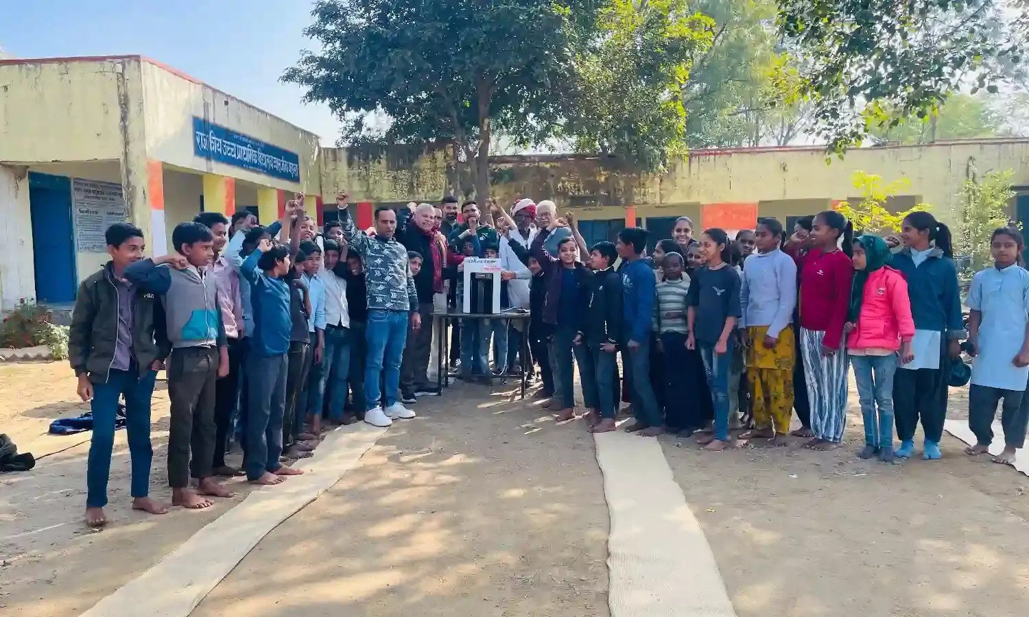 भामाशाह ने विद्यालय में पानी फिल्टर व पानी की टंकी और बच्चों को जूते चप्पल भेंट किए