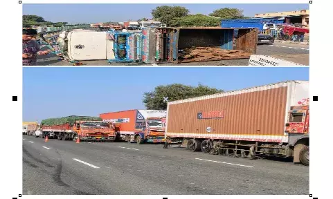 टायर फटने के बाद बेकाबू होकर ट्रक से भिड़ी पिकअप पलटी, तीन लोग घायल