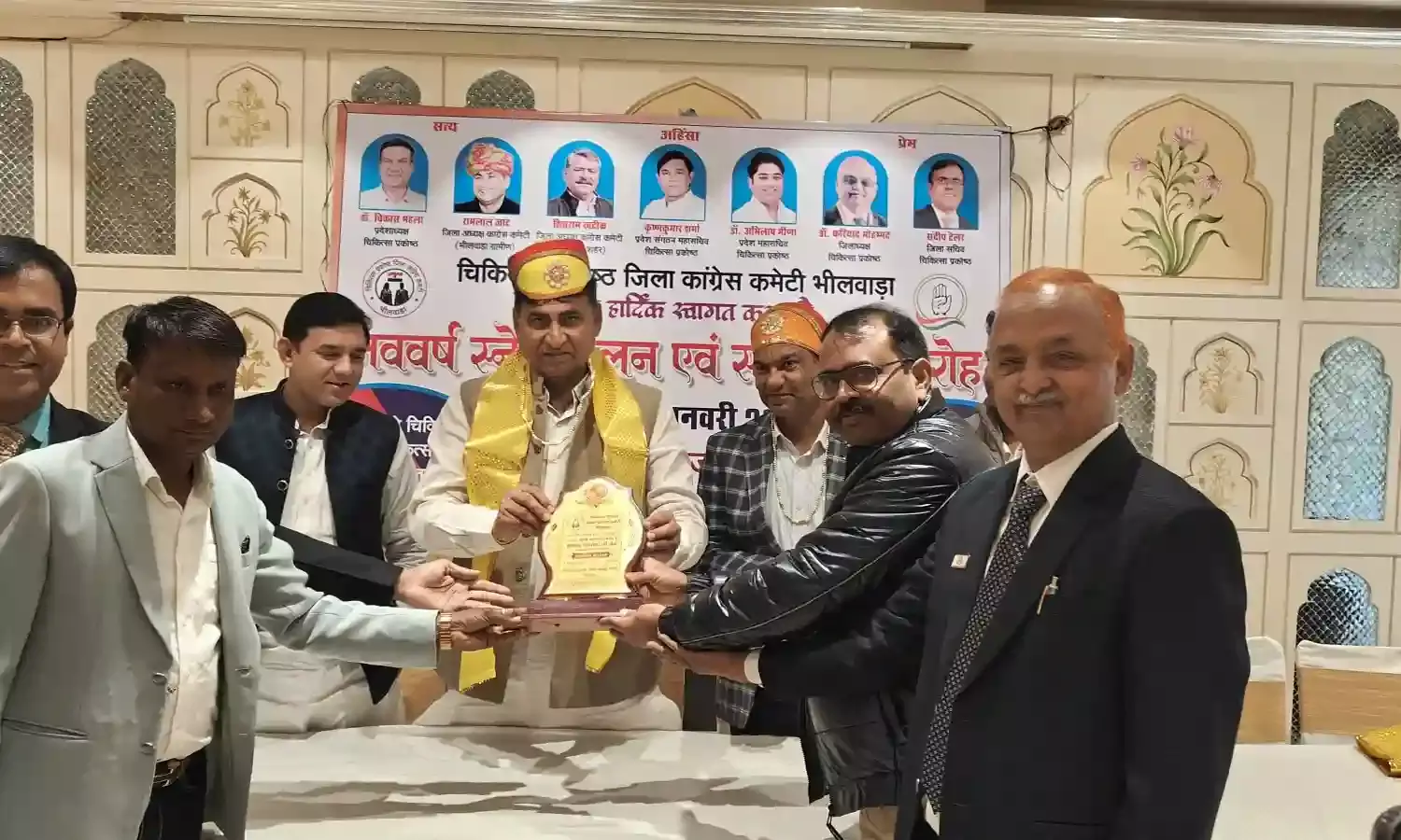 चिकित्सा प्रकोष्ठ का नववर्ष स्नेह मिलन, डॉक्टरों और स्वास्थ्यकर्मियों को किया सम्मानित