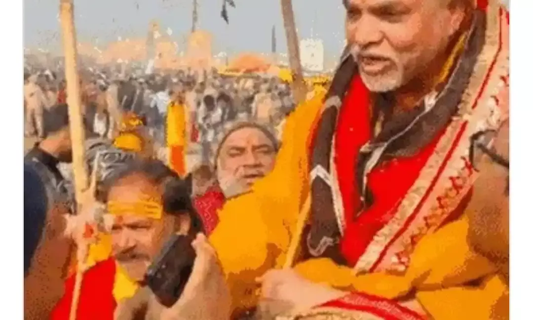 माघ मेले में हंगामा: शंकराचार्य की पालकी रोकी, शिष्यों से धक्का-मुक्की; धरने पर बैठे स्वामी अविमुक्तेश्वरानंद