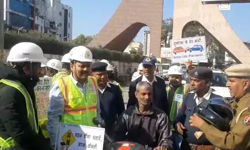 राष्ट्रीय सड़क सुरक्षा माह के तहत नाथद्वारा में जागरूकता अभियान, दुपहिया चालकों को बांटे हेलमेट