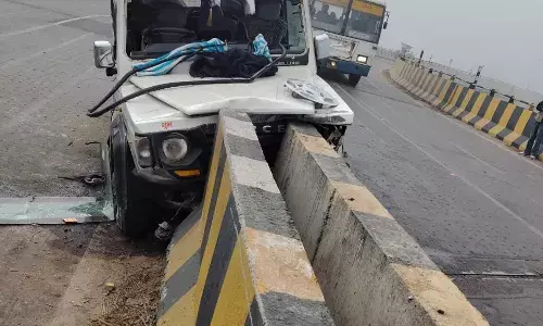 पीलीबंगा में तेज रफ्तार का कहर, रेलवे ओवरब्रिज पर क्रूज़र डिवाइडर से टकराई, 13 यात्री घायल पीलीबंगा में तेज रफ्तार का कहर, रेलवे ओवरब्रिज पर क्रूज़र डिवाइडर से टकराई, 13 यात्री घायल