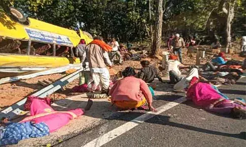 झारखंड के ओरसा घाटी में बस हादसा, 40 से अधिक घायल और कई फंसे यात्रियों की तलाश जारी