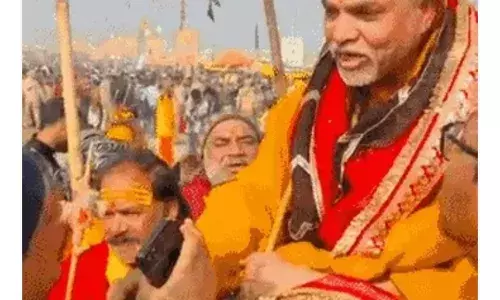 माघ मेले में हंगामा: शंकराचार्य की पालकी रोकी, शिष्यों से धक्का-मुक्की; धरने पर बैठे स्वामी अविमुक्तेश्वरानंद