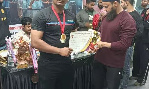 मेवाड़ पावरलिफ्टिंग चैंपियनशिप में तोहीद ने बेंच प्रेस में गोल्ड, डेडलिफ्ट में सिल्वर; फिरोज़ ने डेडलिफ्ट में जीता गोल्ड मेवाड़ पावरलिफ्टिंग चैंपियनशिप में तोहीद ने बेंच प्रेस में गोल्ड, डेडलिफ्ट में सिल्वर; फिरोज़ ने डेडलिफ्ट में जीता गोल्ड