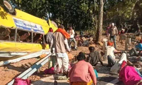 ​भीषण सड़क हादसा: सगाई समारोह में जा रही बस पलटी, 9की मौत और 70 घायल