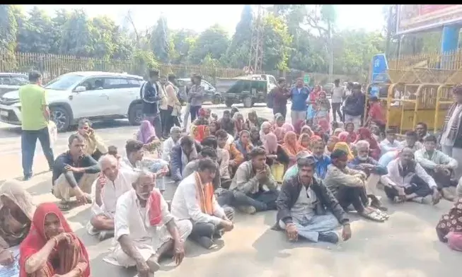 भीलवाड़ा कच्ची बस्ती विकास मंच के बैनर तले मजदूर परिवारों का कलेक्ट्रेट पर प्रदर्शन, कलेक्टर को सौंपा ज्ञापन