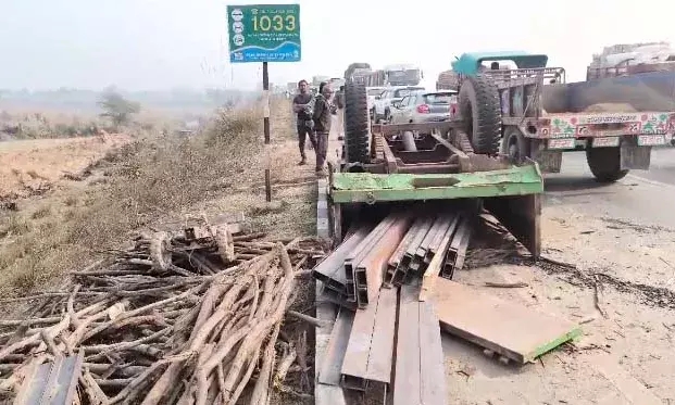 ट्रैक्टर-ट्रॉली पलटी, चालक की हुई मौत