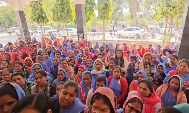 आशा सहयोगिनियों ने किया प्रदर्शन, विभिन्न मांगों को लेकर सौंपा ज्ञापन