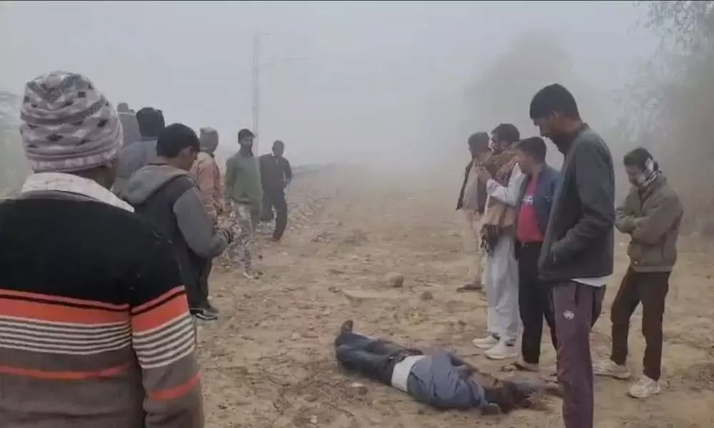 चलती ट्रेन से गिरकर युवक की दर्दनाक मौत