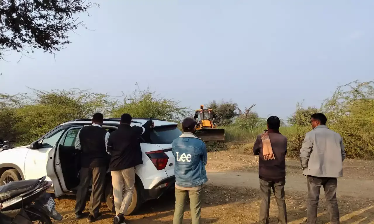 विद्यालय खेल मैदान से हटाया  अतिक्रमण