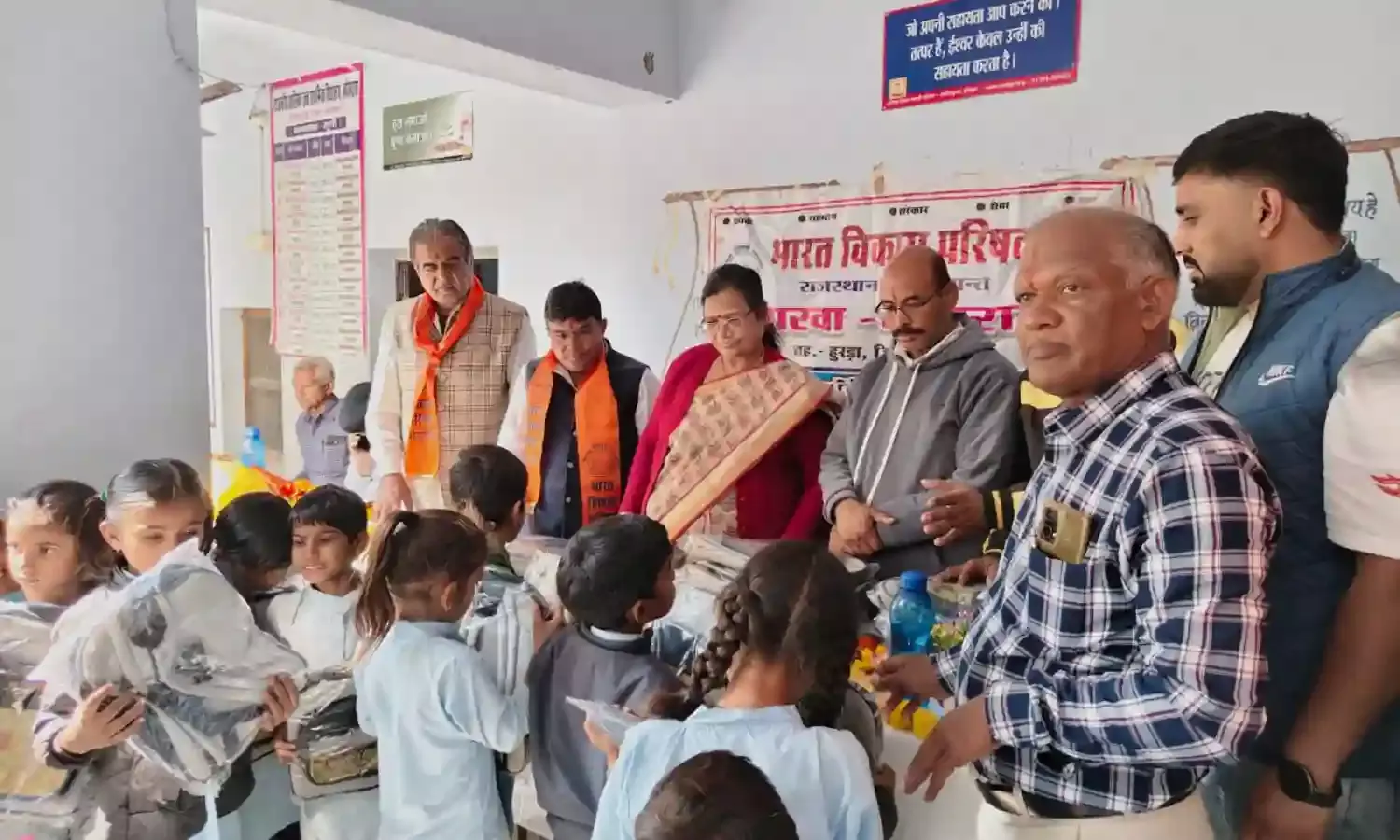 बालिका विद्यालय में डेढ़ सौ स्कूल बैग वितरित किए शाखा भोजरास