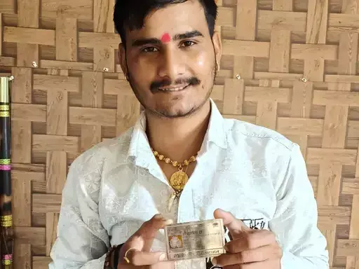 आस्था की अनूठी मिसाल: भीलवाड़ा के कलाकार ने सांवरिया सेठ के लिए बनाया चांदी का आधार कार्ड