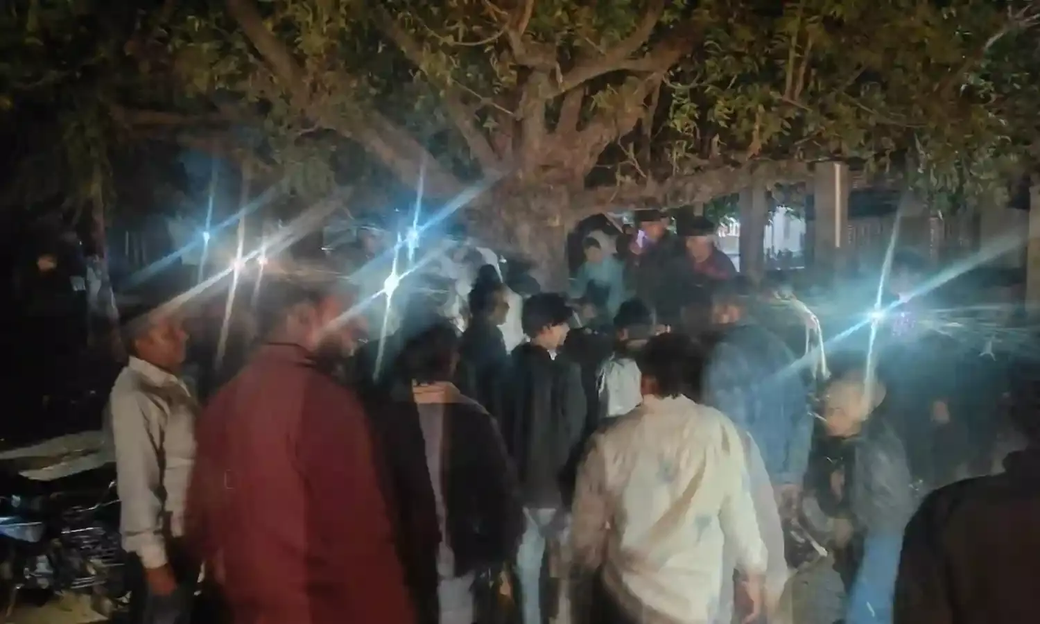 दो बाइकों की आपस में भिड़ंत, तीन घायल