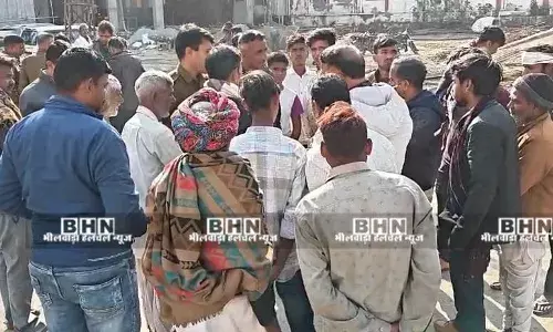 भाकलिया में बजरी से भरे ट्रैक्टर की टक्कर से युवक की मौत, मुआवजे और कार्रवाई की मांग को लेकर मोर्चरी पर प्रदर्शन