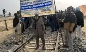 श्रीगंगानगर में आरयूबी की मांग को लेकर ग्रामीणों का विरोध, पैसेंजर ट्रेन 40 मिनट रोकी श्रीगंगानगर में आरयूबी की मांग को लेकर ग्रामीणों का विरोध, पैसेंजर ट्रेन 40 मिनट रोकी