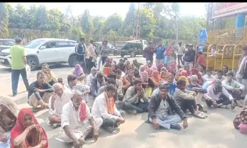 भीलवाड़ा कच्ची बस्ती विकास मंच के बैनर तले मजदूर परिवारों का कलेक्ट्रेट पर प्रदर्शन, कलेक्टर को सौंपा ज्ञापन