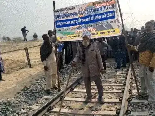 रेल अंडर ब्रिज की मांग को लेकर ग्रामीणों का प्रदर्शन, पैसेंजर ट्रेन रोकी