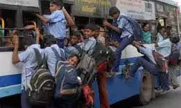 चलती रोडवेज बस में भारी भीड़ ने ली बुजुर्ग की जान; शिक्षक भर्ती अभ्यर्थियों के कारण बस में नहीं थी पैर रखने की जगह चलती रोडवेज बस में भारी भीड़ ने ली बुजुर्ग की जान; शिक्षक भर्ती अभ्यर्थियों के कारण बस में नहीं थी पैर रखने की जगह