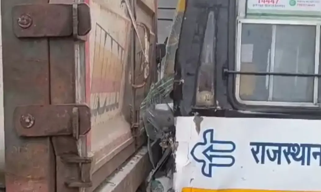 रावतसर के पास घने कोहरे से मेगा हाईवे पर भीषण सड़क हादसा, दो दर्जन यात्री घायल, चार की हालत गंभीर