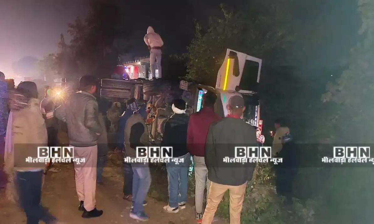 अनियंत्रित होकर ट्रेलर पलटा, दो घायल, ग्रामीणों ने स्पीड ब्रेकर बनाने की मांग