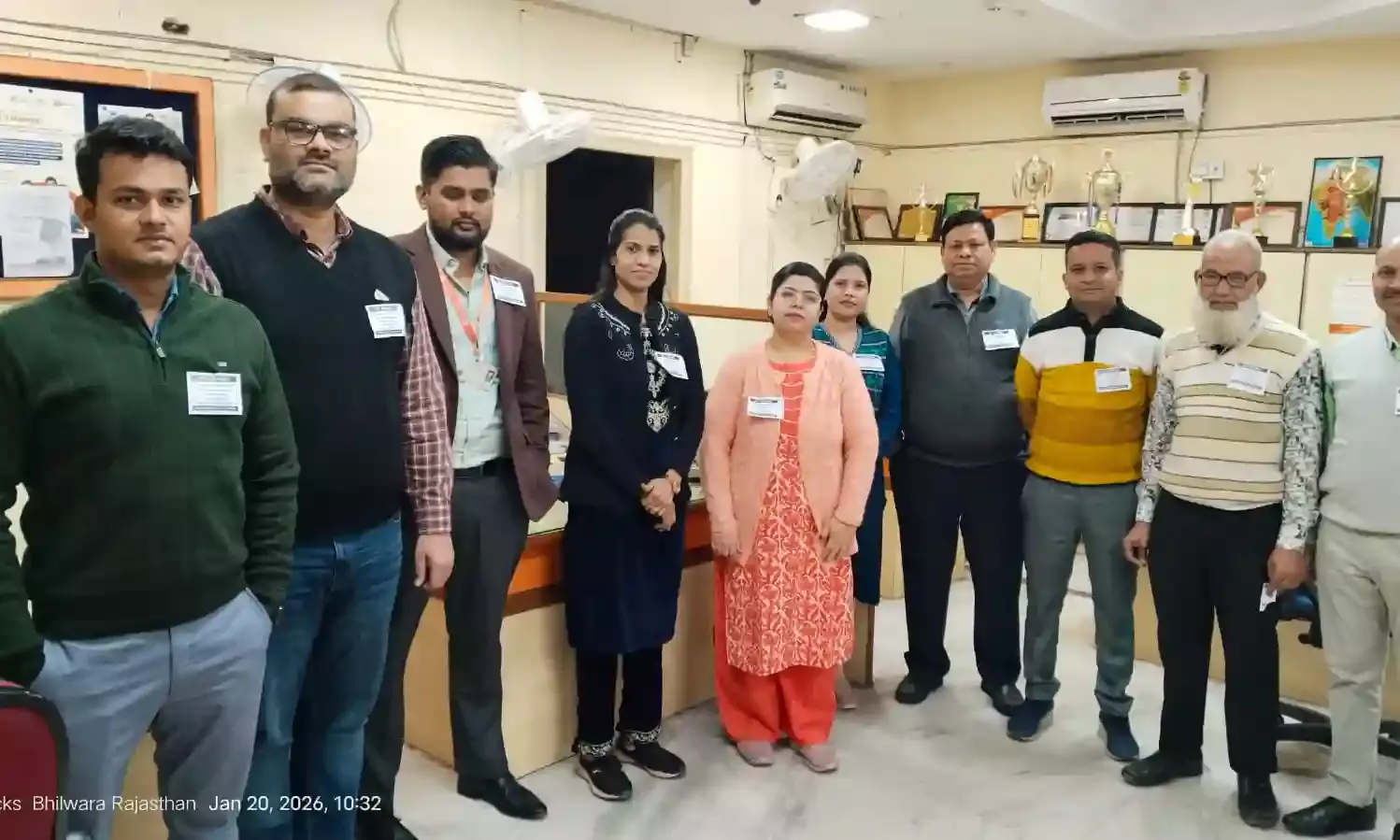 पांच दिवसीय कार्य सप्ताह की मांग को लेकर बैंक कर्मियों ने काला बेज धारण कर किया कार्य