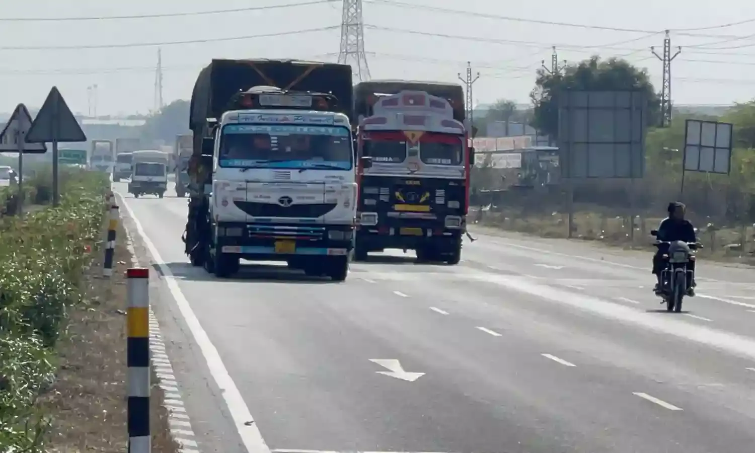 नेशनल हाईवे पर लेन सिस्टम फेल, नियमों की धज्जियां उड़ाते वाहन और मूकदर्शक अधिकारी