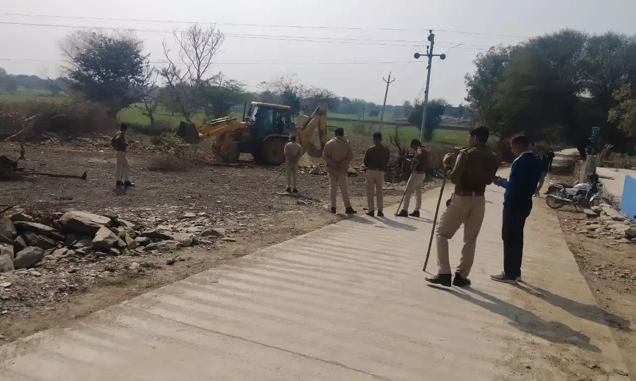 लाल का खेड़ा में 15 बीघा सरकारी भूमि से हटाया गया अतिक्रमण, राजस्व-पुलिस की संयुक्त कार्रवाई