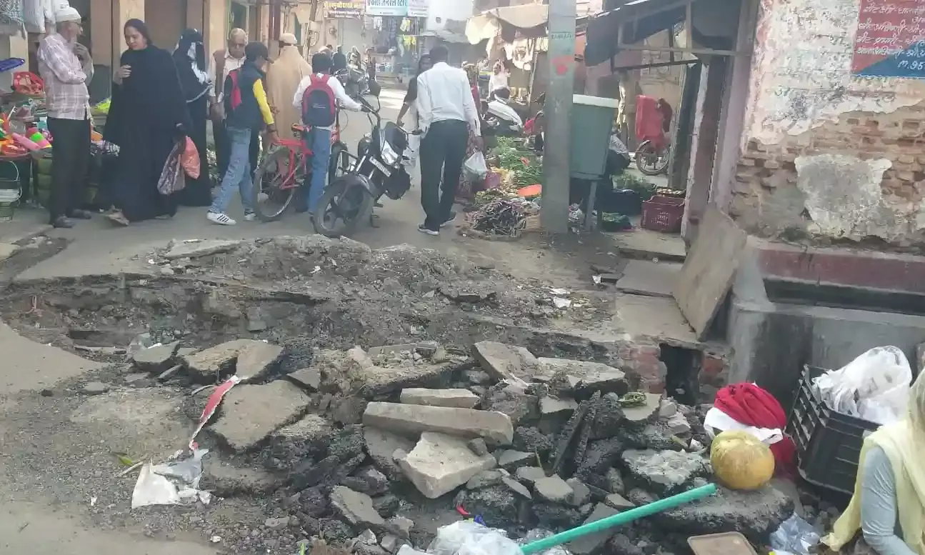 पंचमुखी मोक्ष धाम मुख्य मार्ग धान मंडी में पिछले 10 दिन से रोड हो रहा बाधित नहीं हो रही कोई सुनवाई