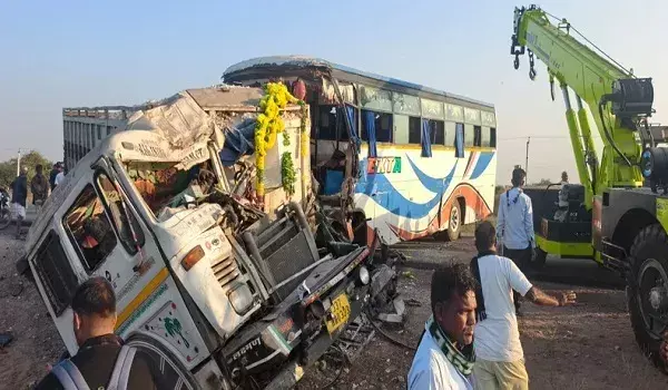 जोधपुर में भीषण बस-ट्रक टक्कर: 4 की मौत, 21 घायल; श्रद्धालु रामदेवरा से लौट रहे थे